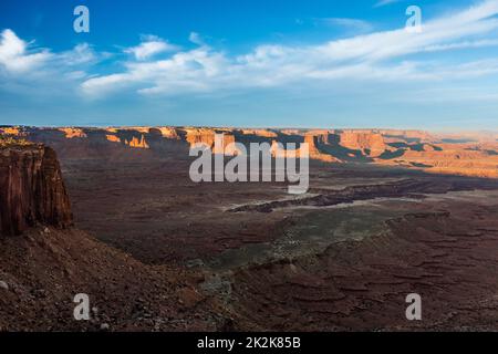 Lumière de l'après-midi au-dessus des tours en grès de l'île dans le Sky District du parc national de Canyonlands, Moab, Utah. Vue depuis le Buck Canyon Overloo Banque D'Images