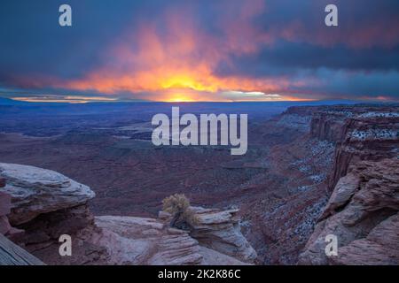 Lever de soleil coloré avec ciel nuageux depuis Buck Canyon surplombent, l'île dans le Sky District, le parc national de Canyonlands, Utah. Banque D'Images