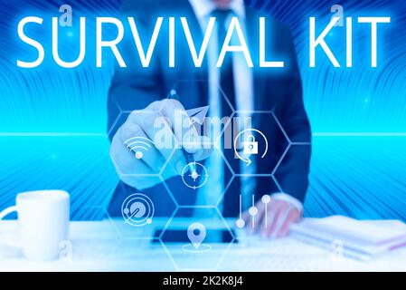 Texte montrant le kit de survie inspiration. Business Showcase équipement d'urgence Collection d'articles pour aider quelqu'un d'homme d'affaires en costume tenant un stylo symbolisant un travail d'équipe réussi. Banque D'Images