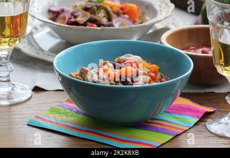 Ragoût de viande. Viande de bœuf rôtie. Viande de bœuf braisée. Viande lentement cuite avec des légumes servis dans un bol et des verres à vin Banque D'Images