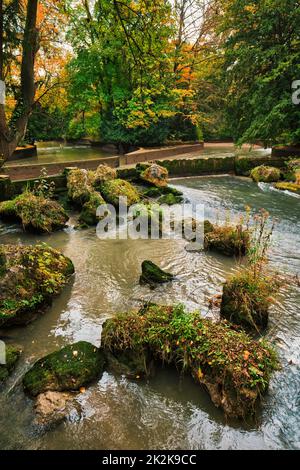 Jardin anglais de Munich le parc Englischer garten en automne. Munchen, Bavière, Allemagne Banque D'Images