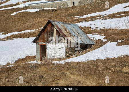 Refuge sur une pente alpine Banque D'Images