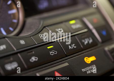 Boutons de climatisation d'une voiture Banque D'Images