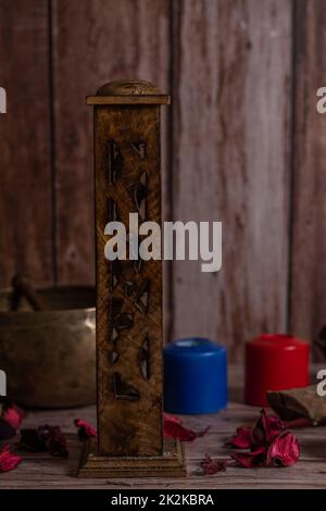 brûleur à encens en bois sculpté avec bougies de couleur lumineuse Banque D'Images