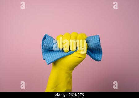 un gant de nettoyage en caoutchouc jaune Banque D'Images
