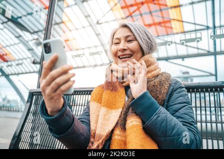 Senior woman are speaking with friends via smartphone Banque D'Images