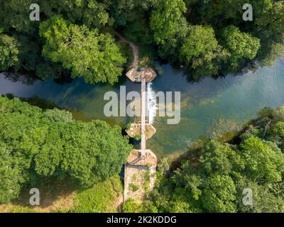 Vue aérienne d'un pont suspendu en bois au-dessus de la rivière Irati. Banque D'Images