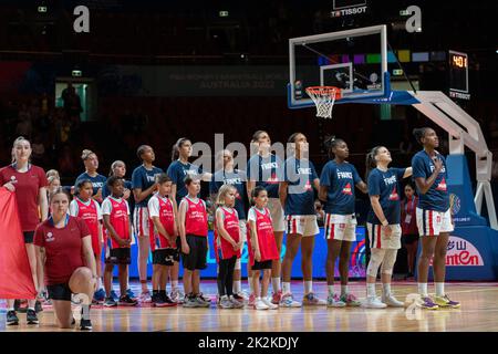 Sydney, Australie. 23rd septembre 2022. L'équipe nationale française pendant l'hymne national avant le match de la coupe du monde 2022 de la FIBA Womens entre la France et le Canada au Superdome de Sydney, en Australie. (Foto: NOE Llamas/Sports Press photo/C - DÉLAI D'UNE HEURE - ACTIVER FTP SEULEMENT SI LES IMAGES DE MOINS D'UNE HEURE - Alay) crédit: SPP Sport Press photo. /Alamy Live News Banque D'Images