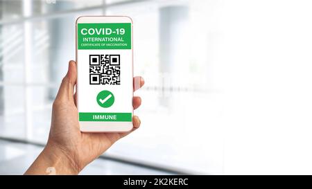 Passeport numérique de santé covid-19 montrant écran code QR certificat international de vaccination pour le travail, les voyages et le transport. Banque D'Images