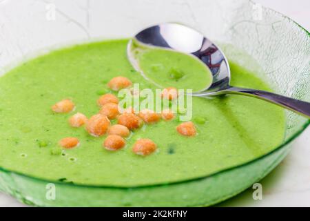 soupe de pois verts avec pois frits Banque D'Images