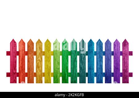 Clôture en bois colorée isolée sur blanc avec passe-cheveux Banque D'Images