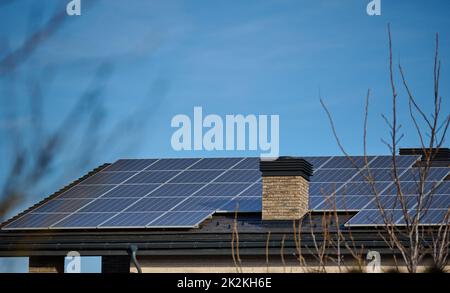 toit d'un bâtiment résidentiel avec panneaux solaires. Concept d'énergie verte et d'indépendance énergétique Banque D'Images
