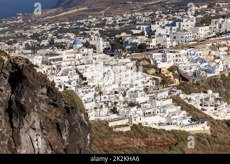 La ville blanchie à la chaux de Fira sur l'île de Santorin, Cyclades, Grèce Banque D'Images