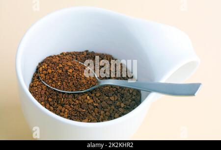 Café en poudre dans une tasse blanche Banque D'Images