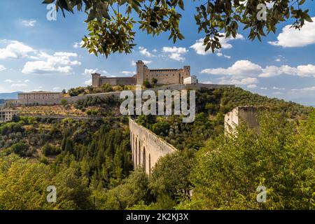 Château de Spoleto avec aqueduc en Ombrie, Italie Banque D'Images