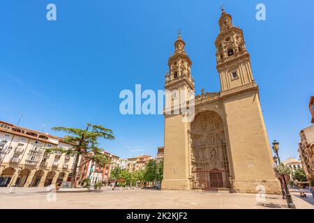 Logroño, Espagne. 08.05.2022 belle place de la ville avec une cathédrale majestueuse. L'église Santa María de la Redonda est située au coeur même de la vieille ville Banque D'Images