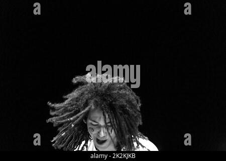 Rasta, une chanteuse de cheveux qui se produit sur scène Banque D'Images