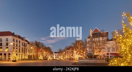 La place centrale de Brink dans la ville historique de Deventer en hiver avec arbres de noël et décoration Banque D'Images