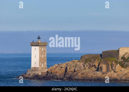 Le Conquet avec Phare de Kermorvan, Bretagne, France Banque D'Images