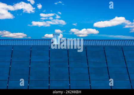 Panneaux solaires produisant de l'énergie propre sur un toit Banque D'Images