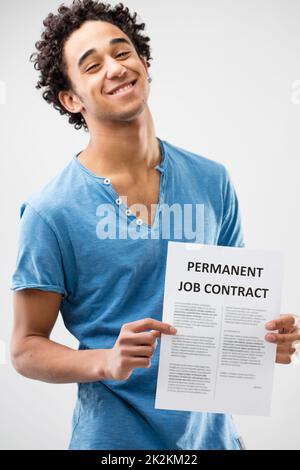 contrat de travail permanent montré par un jeune homme Banque D'Images
