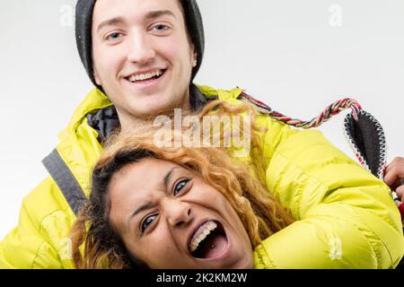 un garçon blanc et une fille noire plaisantant à une fête Banque D'Images