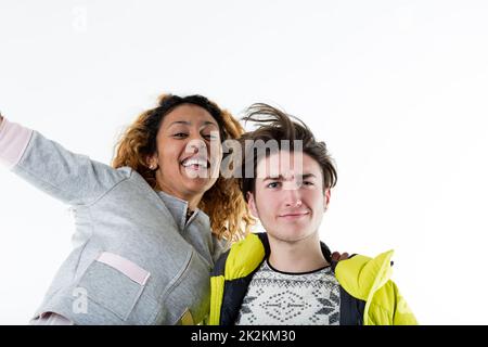 Jeune femme et homme joyeux sur fond clair Banque D'Images