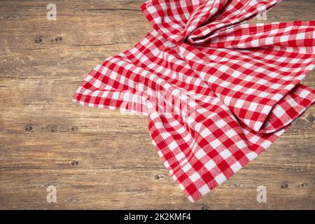 Produit de table vide. Vue de dessus d'une table rustique en bois avec une nappe ou une serviette à carreaux rouges et blancs. Modèle pour votre montage de présentation de produits et de produits alimentaires. Espace pour la recette alimentaire. Banque D'Images