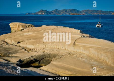 Bateau à voile sur la plage de Sarakiniko en mer Égée, île de Milos , Grèce Banque D'Images