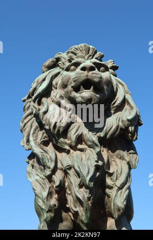 Gros plan sur l'une des sculptures du lion du célèbre pont Lions de Sofia Banque D'Images