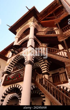 L'architecture de la partie résidentielle du monastère de Rila : de nombreux escaliers Banque D'Images