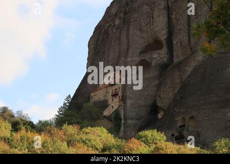 Vue pittoresque sur le monastère de Saint Nikolaos Badovas à l'automne, Meteora Banque D'Images