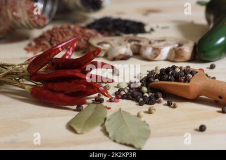 Poivrons séchés aux épices et jarres de riz en arrière-plan dans la cuisine rustique Banque D'Images