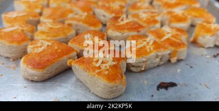 Biscuits faits maison, forme d'amour avec fromage Banque D'Images