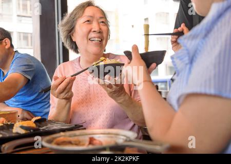 Bonne mère et fille dînant et célébrant la fête des mères au restaurant Banque D'Images
