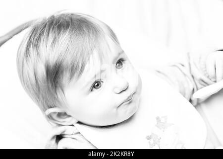 portrait de jeune fille en forme de candid noir et blanc Banque D'Images