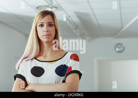 Femme d'affaires attentive regardant attentivement l'appareil photo Banque D'Images