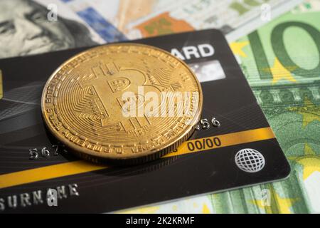 Bitcoin d'or avec carte de crédit sur le dollar américain et billets en euros pour monnaie électronique mondiale, blockchain, crypto-monnaie Banque D'Images