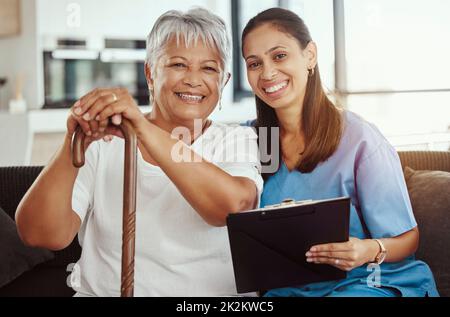 Infirmière, soins de santé et femme âgée avec le soutien médical du médecin, consultation pour la santé ou heureux dans la communication en retraite. Portrait de Banque D'Images