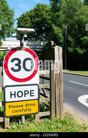 Hope, Derbyshire, 30mph panneau, s'il vous plaît conduire prudemment Banque D'Images