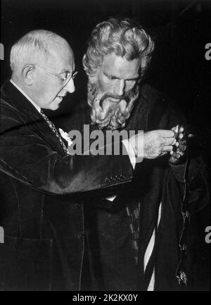 Cecil B. DeMille et Charlton Heston sur le plateau les dix Commandements année : 1956 photo de prise de vue USA Banque D'Images