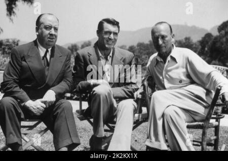 Michael Curtiz, Cary Grant, Alfred Hitchcock sur le set de nuit et le jour 1946 USA Banque D'Images