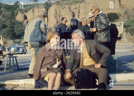 Point Blank USA, 1967 Lee Marvin, Angie Dickinson sur le set. En arrière-plan, le directeur John Boorman Banque D'Images