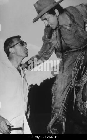 Richard Brooks avec Robert Taylor sur le set The Last Hunt USA, 1956 Banque D'Images