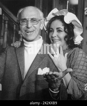 L'année de l'oiseau bleu : 1976 Etats-Unis Directeur : George Cukor George Cukor, Elizabeth Taylor photo de tournage Banque D'Images