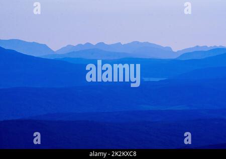 La vue spectaculaire du sommet de Carn Liath dans la région de Glen Tilt du parc national de Cairngorms près de Blair Atholl, Écosse, Royaume-Uni - photo: Geop Banque D'Images