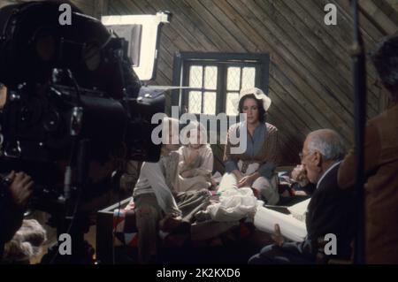 L'année de l'oiseau bleu : 1976 Etats-Unis Directeur : George Cukor Todd Lookinland, Patsy Kensit, Elizabeth Taylor, George Cukor photo de tournage Banque D'Images