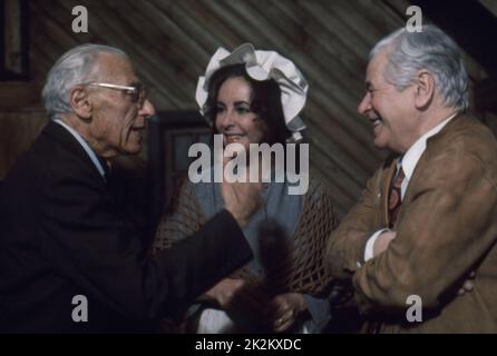 L'année de l'oiseau bleu : 1976 Etats-Unis Directeur : George Cukor George Cukor, Elizabeth Taylor photo de tournage Banque D'Images