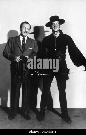 Animateur et producteur américain Walt Disney et Guy Williams (Zorro) 1958 Banque D'Images