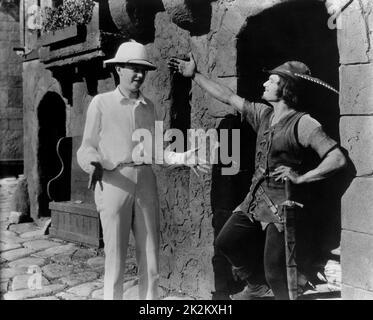 Robin Hood année : 1922 USA Directeur : Allan Dwan Robert Florey avec Douglas Fairbanks sur le tournage, il a joué un petit rôle dans le film Banque D'Images